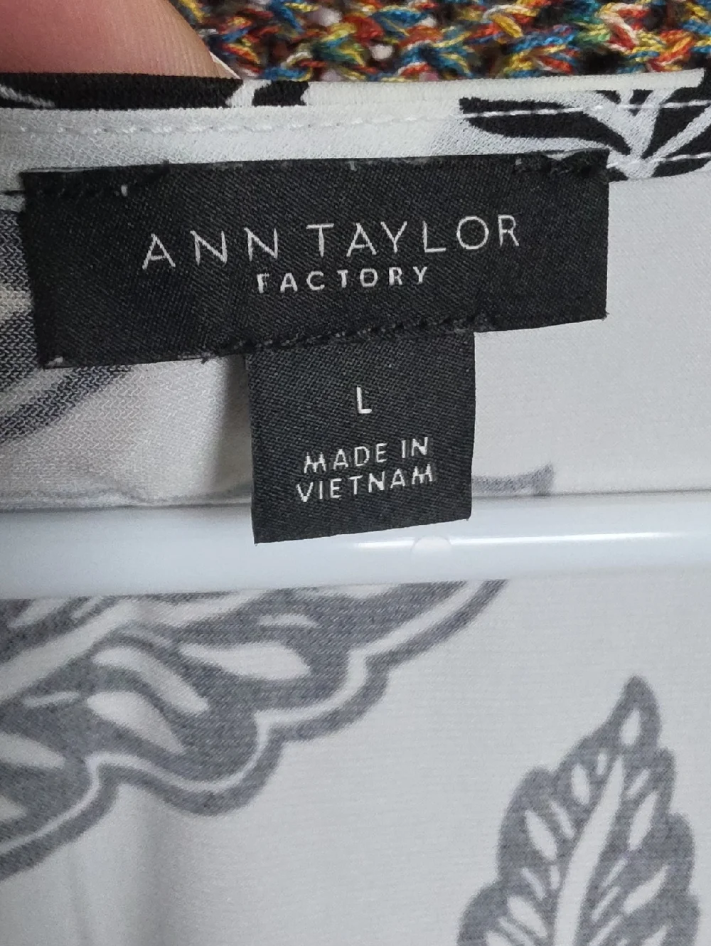 Ann Taylor Black & White Leaf-Print V-Neck Blouse